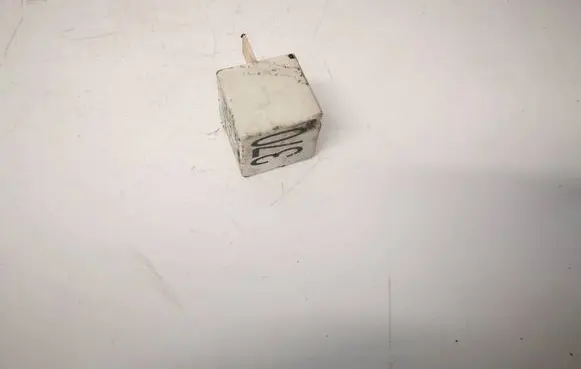 Volkswagen PASSAT B5.5 Other relay 8D0951253