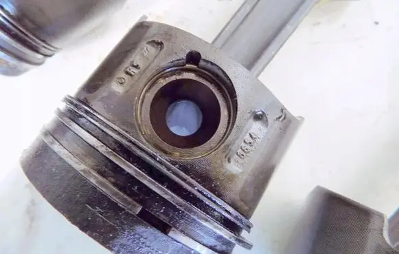 Mercedes-Benz Vito Viano W639 Piston with connecting rod