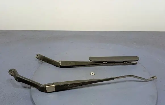Honda CR-V Front wiper blade arm