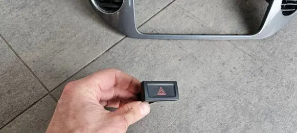Volkswagen Tiguan Hazard light switch 5N0953509A