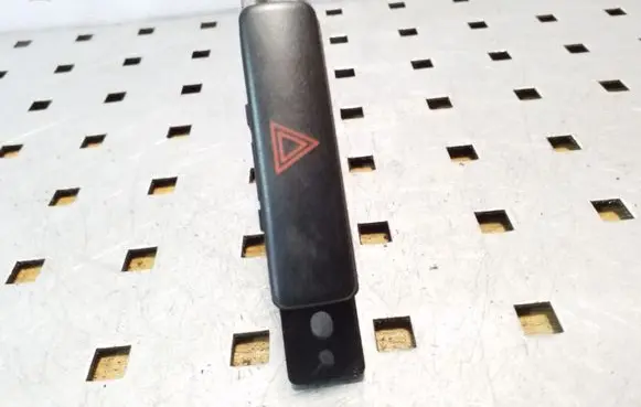 Suzuki Grand Vitara II Hazard light switch