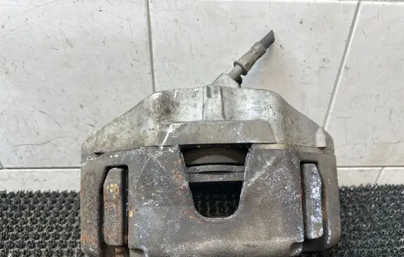 Volvo V40 Cross country Front brake caliper 