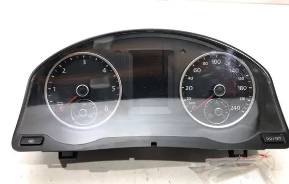 Volkswagen Tiguan Speedometer (instrument cluster) 5N0920872A
