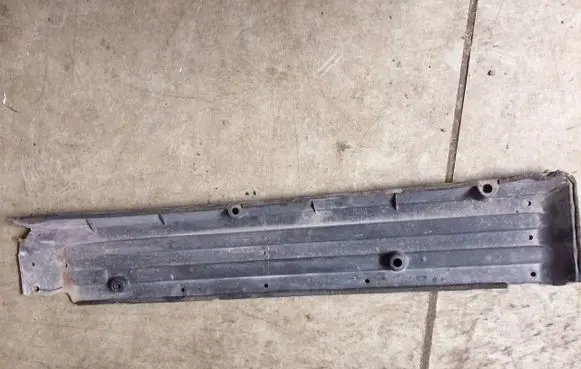 Lexus IS 200-300 Engine splash shield/under tray 5816653011