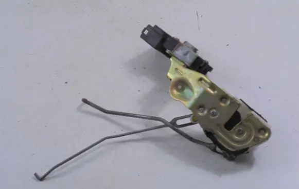 Mitsubishi Lancer Front door lock MB830466