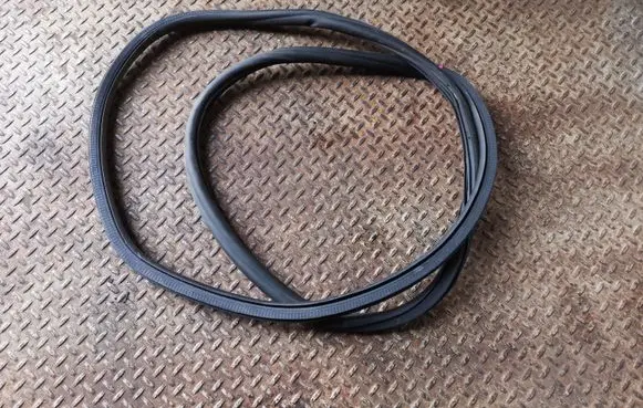 Opel Mokka X Rear door rubber seal (on body) 
