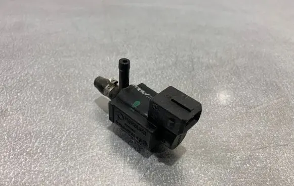 Jaguar F-Pace Vacuum valve 70435600