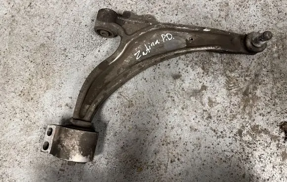Opel Zafira C Front lower control arm/wishbone 13371817