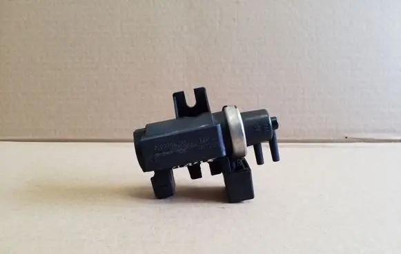 BMW 5 E39 Turbo solenoid valve 72279600 2247906