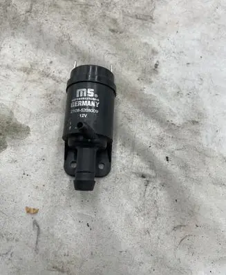 Volkswagen PASSAT B4 Headlight washer pump 21085208009