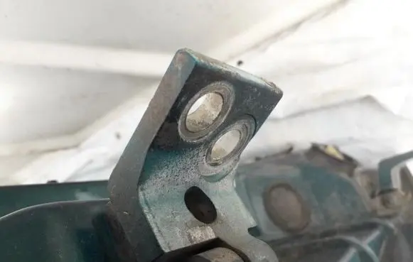 Volkswagen Polo II 86C 2F Front door upper hinge