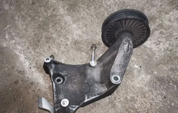 Opel Astra G A/C compressor mount bracket 24459840