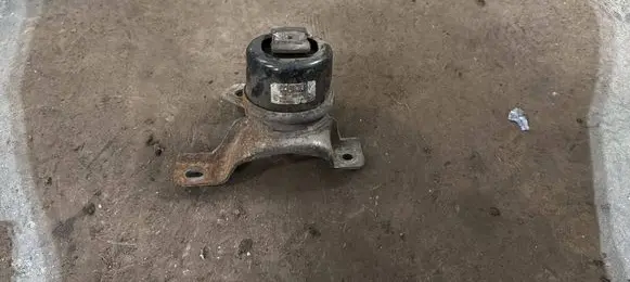 Volvo S80 Engine mount bracket 30793318