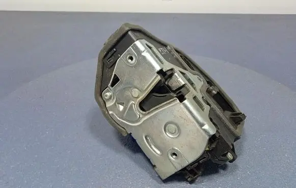 BMW X3 E83 Front door lock 7059967