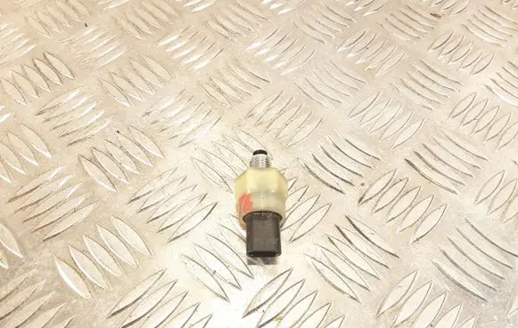 Volvo S60 Oil pressure sensor 32242805