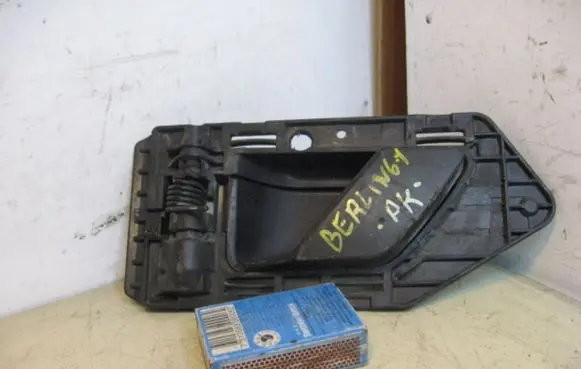 Citroen Berlingo Front door interior handle PK9621422977PD9621422877