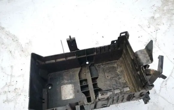 Chevrolet Cruze Battery box tray 13308434