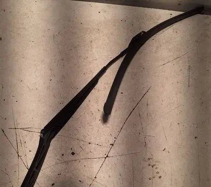 Front wiper blade arm