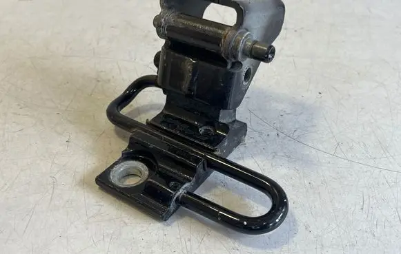 Volkswagen Touareg I Rear door lower hinge 7L0833412A