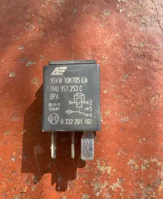 Volkswagen Caddy Other relay 95VW10K705EA 0332201102 7M0951253C
