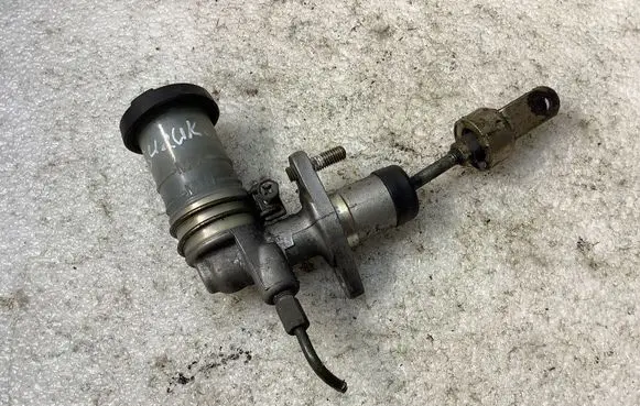 Suzuki Grand Vitara I Clutch master cylinder 