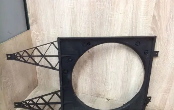 Radiator cooling fan shroud