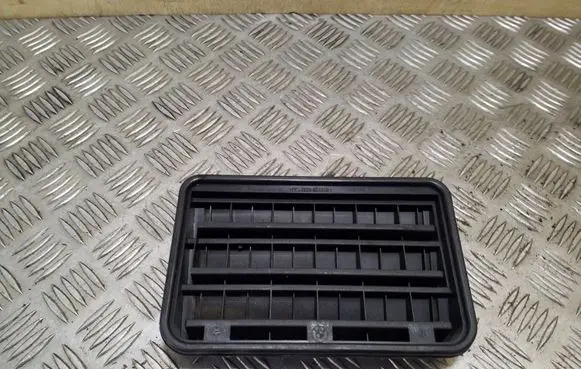 BMW X3 E83 Quarter panel pressure vent 60829010