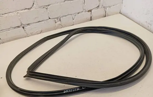 Mitsubishi Grandis Front door rubber seal 