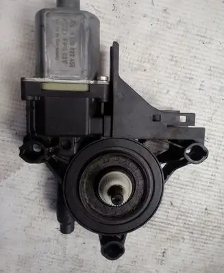 Volkswagen PASSAT B7 Front door window regulator motor 0130822451