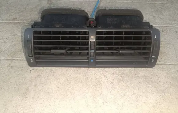BMW 5 E39 Dash center air vent grill 8391179