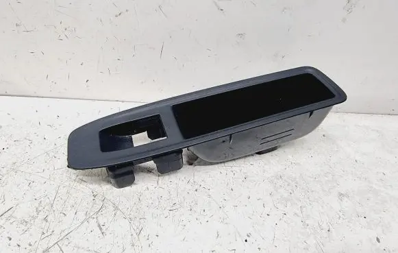 Renault Clio V Rear door window switch trim 829509794R
