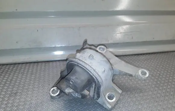 Honda Civic Engine mount bracket