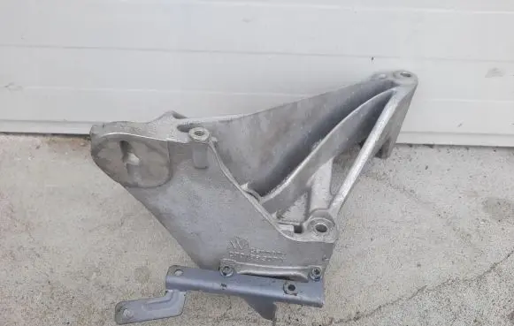 Engine mounting bracket