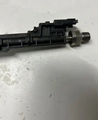 BMW X3 F25 Fuel injector 10213541