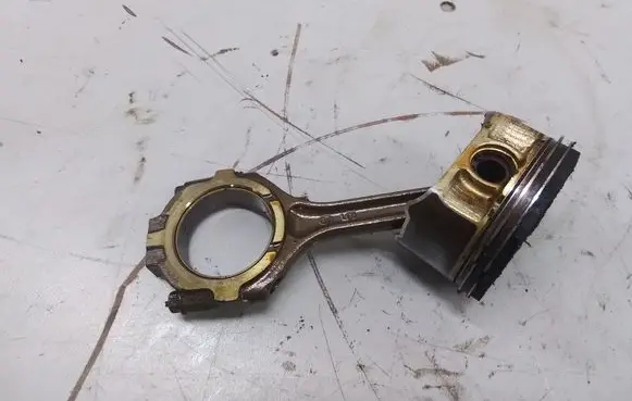 Nissan Maxima A34 Piston with connecting rod