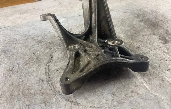 Jeep Cherokee III KJ Engine mounting bracket 20513136f