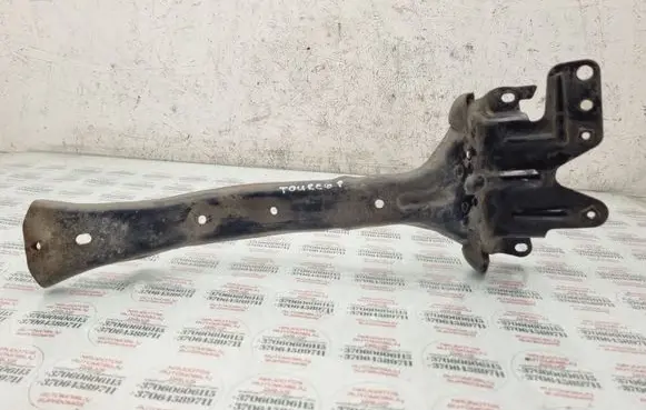 Volkswagen Touareg I Radiator support slam panel bracket 7L0805799