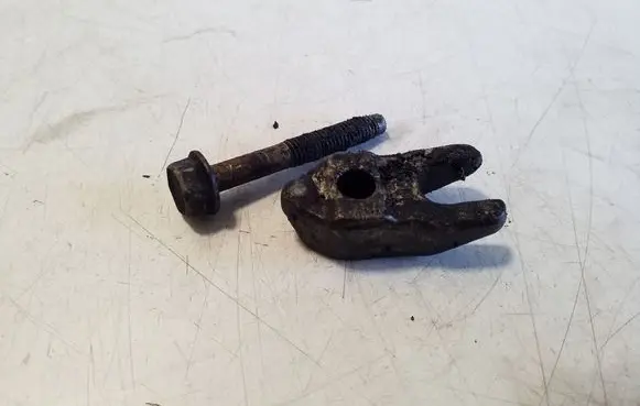 Chevrolet Captiva Fuel Injector clamp holder 