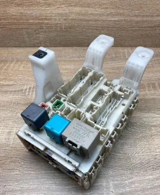 Toyota Prius (XW20) Fuse module 8273047290 05336A22