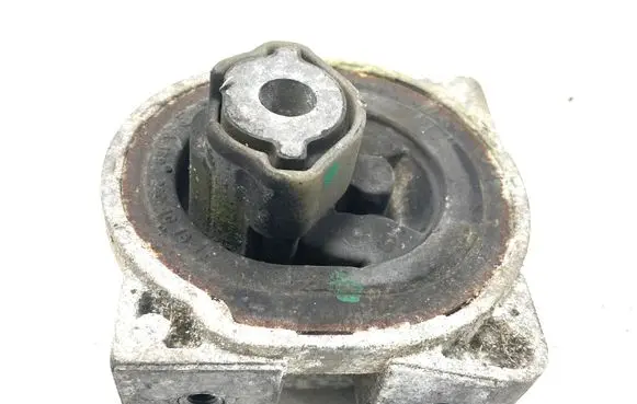 Mercedes-Benz B W245 Engine mount bracket A1692401018 326C5