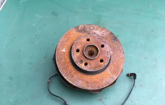 Mercedes-Benz Vito Viano W639 Front wheel hub spindle knuckle 6393320324