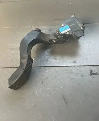 Accelerator throttle pedal