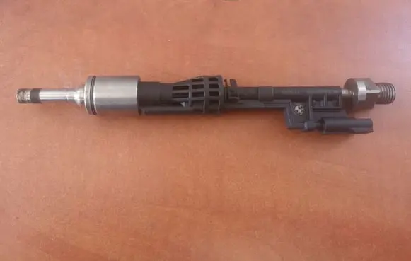 BMW 5 GT F07 Fuel injector 7597870