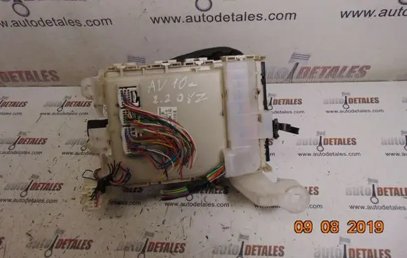Toyota Avensis T270 Fuse module 8273005150