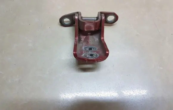 Nissan Qashqai Rear door lower hinge