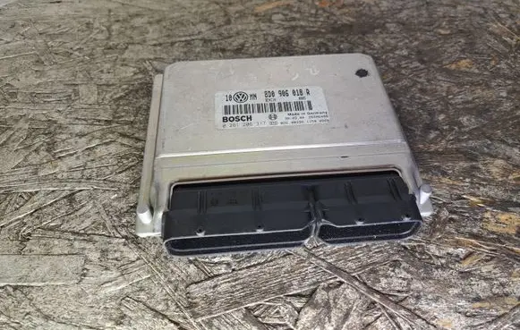 Volkswagen PASSAT B5 Engine control unit/module 8D0906018R 0261206317