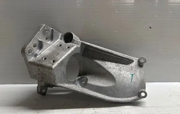 Volvo XC60 Engine mounting bracket 32202602