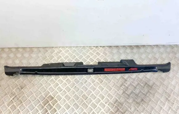 Trunk/boot sill cover protection