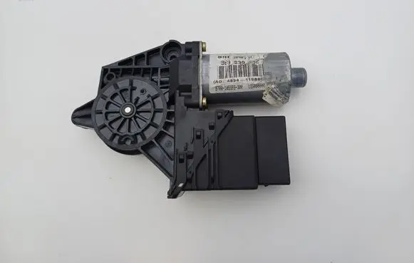 Volkswagen PASSAT B5 Rear door window regulator motor 3B9839752 0130821698 9776105407301