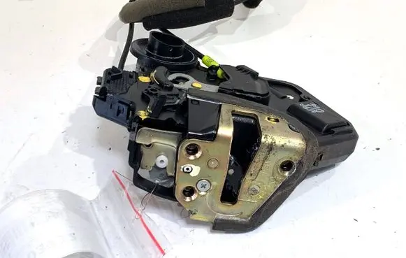 Toyota Avensis T250 Rear door lock